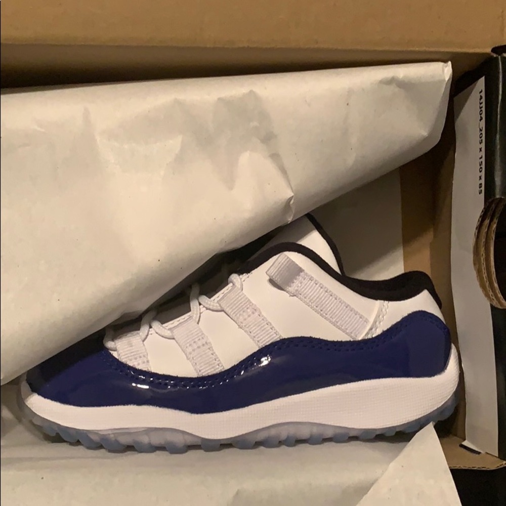Jordans 11 lows 9c
